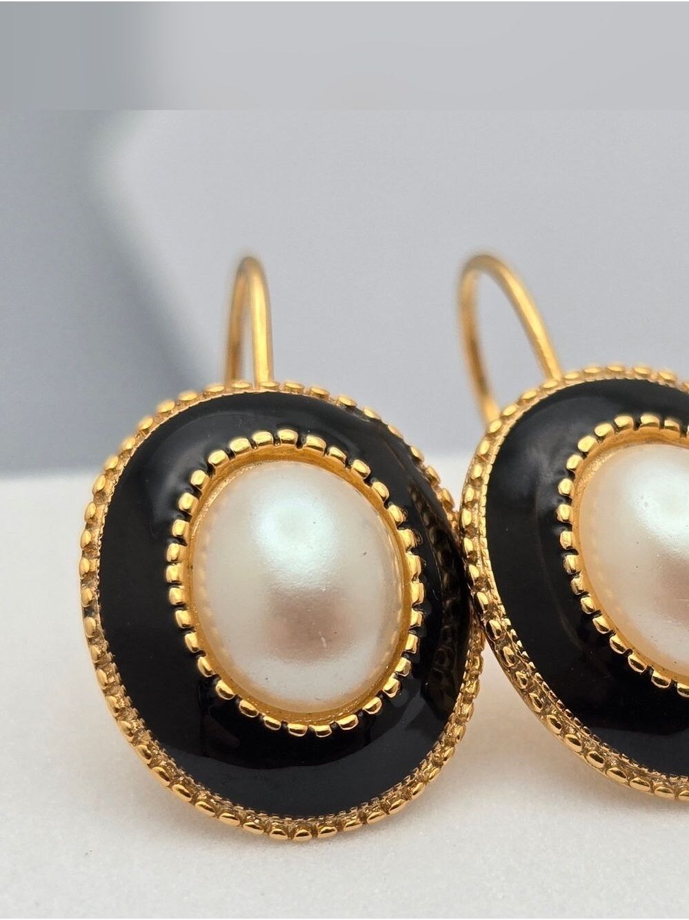 White Faux Pearl Earrings Black Enamel Gold Tone Leverback 1" Vintage Elegant - Picture 3 of 7